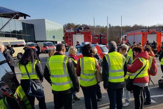 Bombenfund in Plauen - die aktuellen Entwicklungen im Live-Ticker - Einsatzkräfte sammeln sich vor der Festhalle.  Diese dient ab 12 Uhr als Notunterkunft für Menschen aus dem Evakuierungsgebiet, die nicht bei Bekannten oder anderswo unterkommen können.