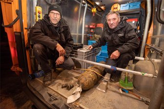 Bombenfund in Plauen: Warum auf die Einsatzkräfte nach getaner Arbeit eine Überraschung wartete - Die Sprengmeister Daniel Großer-Scholz und Hans-Peter Schmidt (rechts) vom Kampfmittelbeseitigungsdienst Sachsen verluden die entschärfte Bombe am späten Donnerstagabend.