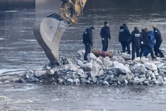Bombenfunde an der Carolabrücke: Findet Dresden keine Baggerfahrer mehr? - Der erste Fund: Am 9. Januar verladen Mitarbeiter der Kampfmittelbeseitigung eine Weltkriegsbombe nach der Entschärfung in eine Baggerschaufel. Anfang dieser Woche wurden zwei weitere Blindgänger entdeckt. Die hatten jedoch keine Zünder mehr.