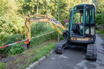 Bombensuche in Plauen: Was der gepanzerte Bagger gehoben hat - Christian Holler im gepanzerten Bagger. Am Vormittag begann er vorsichtig damit, das Gelände entlang der Syra nach möglichen Kampfmitteln abzusuchen.