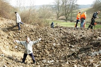 Bombentipp nach 71 Jahren bringt Sprengmeister ins Schwitzen - Sprengmeister Thomas Lange (vorn) im Bombenkrater.