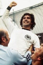 Bomberzoff: Denkmal für Nationalspieler Gerd Müller sorgt für Ärger - Geboren in Nördlingen: der Fußballer Gerd Müller. 