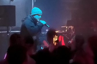 Bonbons für die Schattenseele: Rapper Dissy rasiert auf Tour! - Dissy live im Elipamonoke. 
