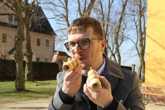 Bonjour, Monsieur Morel: Was ein Flötenbauer aus Frankreich mit der Orgel in Augustusburg zu tun hat - Tobias Schulz ist für die technische Umsetzung der Vogelpfeifen in der neuen Augustusburger Klangwelt zuständig.