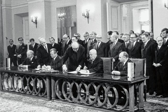 Bonn und Warschau reichen sich die Hand - Grundlage für alles Weitere: Außenminister Walter Scheel, Bundeskanzler Willy Brandt, Polens Ministerpräsident Jozef Cyrankiewicz und Außenminister Stefan Jedrychowski (von links) unterzeichnen am 7. Dezember 1970 in Warschau den deutsch-polnischen Vertrag.