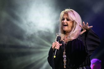 Bonnie Tyler nicht mehr im künstlichen Koma - Pop-Ikone Bonnie Tyler ist in Portugal aus dem künstlichen Koma aufgeweckt worden, braucht für die Genesung aber mehr Zeit als gedacht. (Archivbild)
