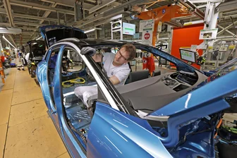 Bonus für VW-Mitarbeiter trotz Krise: Wird auch im Werk Zwickau eine Erfolgsprämie ausgezahlt? - Blick in die Montage im VW-Werk in Zwickau. Wie hoch wird die Bonuszahlung in diesem Jahr ausfallen?
