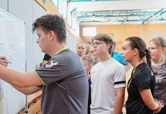 Bonuseffekt für 51 Sportskanonen - Betreuer Leo Steinhausen (links) koordiniert hier das Abschlussturnier am Freitag.