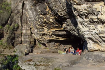Boofen in der Sächsischen Schweiz: Bleibt es beim zeitweisen Verbot? - Vom 1. Februar bis zum 15. Juni sind zum Schutz der brütenden Vögel und der Natur alle Boofen im Nationalpark Sächsische Schweiz gesperrt.