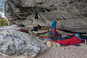 Boofen in der Sächsischen Schweiz: Kletterer kämpfen gegen Übernachtungsverbot - Wie hier am Lehnriff ist das Boofen - also das Übernachten im Freien ohne Zelt - jetzt dauerhaft vom 1. Februar bis zum 15. Juni auch an den offiziell ausgewiesen Stellen im Nationalpark Sächsische Schweiz verboten worden.
