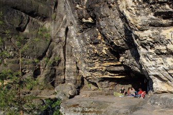 Boofen in der Sächsischen Schweiz: Verbot wird regelmäßig missachtet - Vom 1. Februar bis zum 15. Juni sind zum Schutz der Natur alle Boofen im Nationalpark Sächsische Schweiz gesperrt.