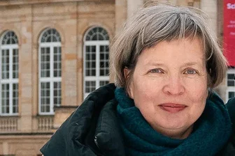 Booker-Prize: "Rummelplatz"-Librettistin Jenny Erpenbeck als erste Deutsche geehrt - Jenny Erpenbeck und Ludger Vollmer vor der Oper in Chemnitz.