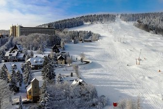 Booking.com kürt Sachsen zum gastfreundlichsten Bundesland - Top-Platzierungen gab es für Sachsen auch bei den gastfreundlichsten Orten in Deutschland 2022. Hier holte die Stadt Oberwiesenthal hinter der Gemeinde Rust in Baden-Württemberg den zweiten Platz.