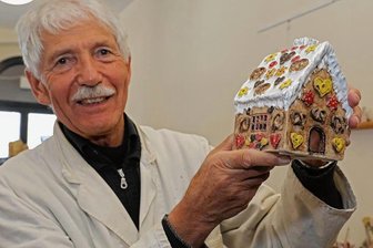 Boom: Stollberger  Kulturverein sucht zusätzliche Räume - Filigrane Arbeiten sind genau sein Ding: Dietmar Grimm aus Gornsdorf wollte als Jugendlicher Kunst- oder Porzellanmaler werden. 