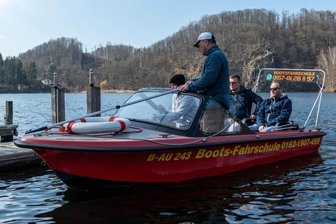 Bootsfahrschule legt an der Talsperre an - An- und Ablegemanöver sind Teil der Ausbildung auf der Talsperre, die Lena Zieger (am Steuer) unter Anleitung von Fahrlehrer Michael Quosdorf absolvierte. 