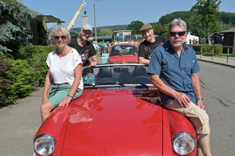 Borbergfest in Kirchberg: Ein Wochenende mit Motoren, Musik und Mitmachangeboten - Voriges Jahr mit ihrem VW Käfer am Start: Petra und Jürgen Thomas aus Johanngeorgenstadt.