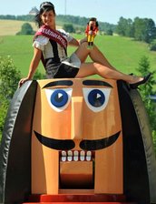 Borso II. und Königinnen bitten an den Schwartenberg - 
              <p class="artikelinhalt">Nussknackerkönigin Amelie Jehmlich hat schon mal auf dem Kopf des neuen Riesen Platz genommen. Am 9. August muss der hölzerne Koloss seine wahre Größe zeigen. </p>
            