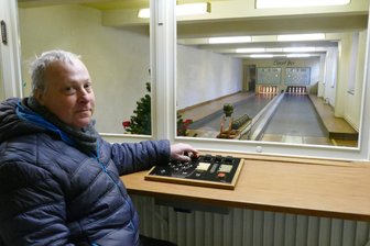 Borstendorf: Kegelfreunde feiern Comeback der historischen Anlage im Kulturhaus - Jens Pflugbeil am Steuerpult der unter Denkmalschutz stehenden Kegelbahn im Kulturhaus Borstendorf.