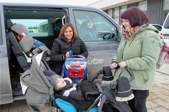 Borstendorf: Schulalltag für Max - Wo die Bescherung alltäglich ist - Mit dem Taxi kommt Max, hier begleitet von seiner Mutter Gabriela Dolge, gegen 9 Uhr am Terra Nova-Campus an, wo er von Schulbegleiterin Franziska Grünberg (rechts) in Empfang genommen wird.