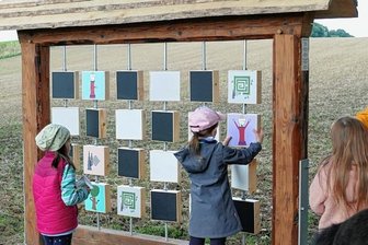 Borstendorf setzt auf Kürze mit Würze - Bei der Einweihung des Bambini-Wanderweges erfreute sich das Memory-Spiel, das an ein Schachbrett erinnert, großer Beliebtheit. 