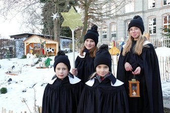 Borstendorfer Hügel wird zum Weihnachtsberg - Mit Kurrende-Gesang ist der Borstendorfer Weihnachtsberg eingeweiht worden. Dabei trugen Salome, Emma, Elena und Pia (von links) historische Kurrende-Gewänder, die nach Jahren wieder hervorgekramt wurden.