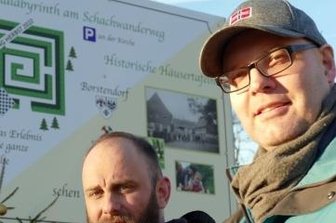 Borstendorfer planen in ihrem Wald ein Labyrinth - André Kaden (l.) und Mike Zickmantel vor einer Info-Tafel, die am Ortseingang schon jetzt auf das zukünftige Labyrinth hinweist. 