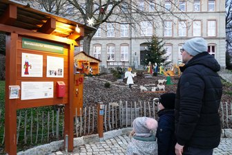 Borstendorfer Weihnachtsberg soll erweitert werden - Der große Weihnachtsberg vor der alten Borstendorfer Schule ist noch bis zum 2. Februar zu bestaunen.