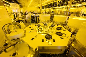 Bosch investiert dreistelligen Millionenbetrag in sein Dresdner Werk - Ein Mitarbeiter steht während eines Presserundgangs zum "Bosch Tech-Day" in der Halbleiterfabrik an einer Msachine für die Beschichtung von Wafern mit Gold.