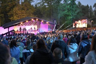Boss-Hoss-Konzert als nächstes großes Ding? Wie es auf Kirchbergs Freilichtbühne weitergeht - Stimmung bis in die letzte Reihe bei der „Frühlingserwachen“-Party auf der Freilichtbühne Kirchberg. Finden dort jetzt regelmäßig solche Events statt?