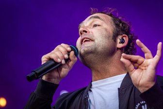 Bosse begeistert bei Konzert in Chemnitz am Samstagabend - Mit einem Händchen für feine Stimmung: Bosse während seines Konzerts am Samstagabend in Chemnitz.