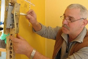 Erst vor wenigen Tagen hatten Diebe den Botanischen Garten heimgesucht: Hausmeister Thomas Gränitz an einer der aufgebrochenen Türen in den Büros.
