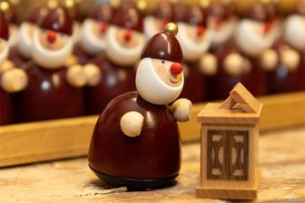 Botschafter des Erzgebirges en miniature: Picus spielt zum Musikfest die Truhenorgel - Der Picus mit Truhenorgel: Er ist das Maskottchen der derzeit laufenden achten Auflage des Musikfestes.