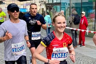 Botschafterin aus dem Erzgebirge läuft in der Kulturhauptstadt zu Gold und Silber - Mit einem Lächeln im Gesicht läuft es sich leichter: Nathalie König beim Stadtmarathon in Chemnitz.