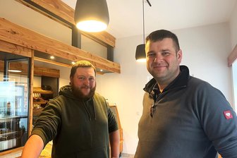 Boulette früh um 6: In Saydas Hofladen „Heimaterde“ gibt es schon am zeitigen Morgen einen Imbiss - Dave Stark und Marius Bock führen die Agrargenossenschaften Friedebach und Sayda - und zusammen den Hofladen Heimaterde.