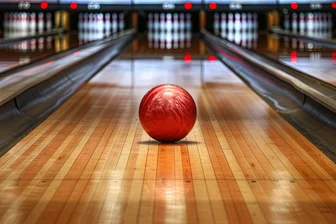 Bowling im Erzgebirge: Traditionsturnier macht das Vierteljahrhundert voll - Mit Hausbällen wird das Neujahrsturnier von „Freie Presse“ auf der Bowlingbahn in Schwarzenberg gespielt. Im Sinne der Chancengleichheit.
