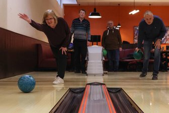 Bowling mit Profis und Laien im Erzgebirge – warum das trotzdem ein Turnier auf Augenhöhe wird - Karin Schilder, Hartmut Schilder, Holger Anis und Uwe Fiedler (v. l.) trainieren fleißig.