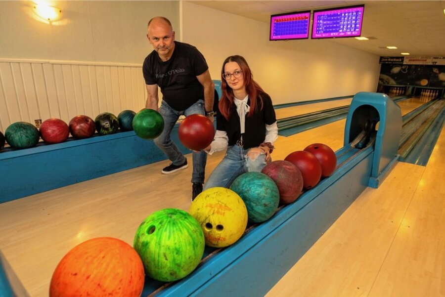 Bowlingcenter in Jößnitz meldet sich nach umfassender Sanierung zurück - Andree Lauterbach und Michelle Heinig freuen sich: Nach umfassender Sanierung öffnet der Bowlingcenter in Jößnitz wieder. 