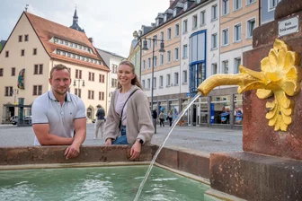 Bowls, Café, „Action“, Schwimmbad: Debatte zu Mittweida geht weiter - Lars und Fabienne aus Mittweida finden es hier gut, aber zu ruhig für junge Leute. Beide freuen sich, dass bald wieder Gastronomie am Schwanenteich belebt wird.