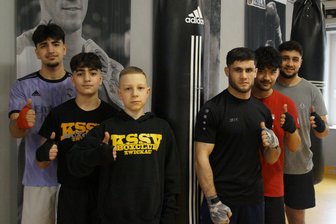 Boxer des KSSV Zwickau fiebern doppeltem Heimspiel in Crossen entgegen - Ameed Khan, Arham Soumro sowie Rocky Schulz freuen sich schon auf die Meisterschaftskämpfe und Enayatullah Walizade, Abdullah Ahmadi und Rezan Boral (von links nach rechts) auf ihre Duelle am Abend.