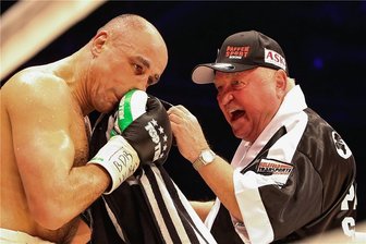 Boxtrainer Ulli Wegner wird 80: "Ich bin der Bestimmer!" - Ulli Wegner redet in der Ringecke auf Arthur Abraham ein. Mit dem gebürtigen Armenier focht der Trainer manchen Strauß aus.