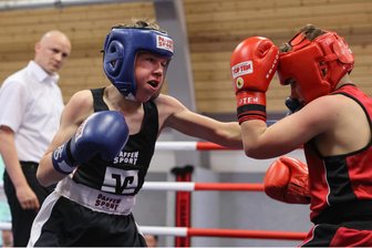 Boxturnier im Erzgebirge: Wie Aktive und Gäste an Markus Beyer erinnern - Schlag auf Schlag ging es beim Markus-Beyer-Gedächtnisturnier zur Sache. Einen der 16 Kämpfe bestritten Tim Richter (l.) vom gastgebenden Boxclub Erzgebirge und Max Ronge von der SG Neuwelt.