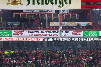 Boykott-Aufruf: Warum die Fans der Eispiraten Crimmitschau nicht nach Weiden fahren - Das Plakat hing an der Sitzplatztribüne im Kunsteisstadion im Sahnpark.