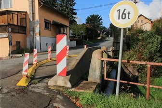 Brückenbau in Plohn rückt in greifbare Nähe - Nur Fahrzeuge mit einer Gesamtlast von bis zu 16 Tonnen dürfen die Brücke in Plohn derzeit noch überqueren.