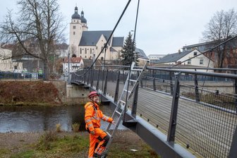 Brückenexperte überprüft Schwarzen Steg auf Mängel -