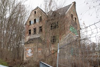 Brache am Elsterradweg: Stadt Plauen will Eigentümer anhören - Die Brache am Elsterradweg befindet sich in Privatbesitz - die Stadt kann sie nicht einfach abreißen.