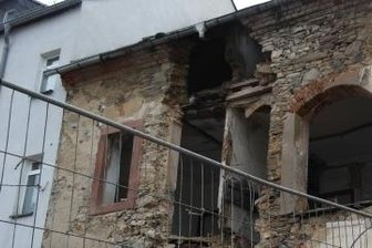 Brache wird in Geringswalde abgetragen - Im Hinterhof wird ersichtlich, in welchem desolaten Zustand das Gebäude an der Dresdener Straße 29 in Geringswalde ist. Es wird nun abgerissen, aber die Fassade bleibt erhalten.