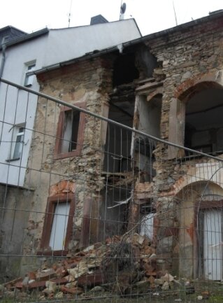 Brache wird in Geringswalde abgetragen - Im Hinterhof wird ersichtlich, in welchem desolaten Zustand das Gebäude an der Dresdener Straße 29 in Geringswalde ist. Es wird nun abgerissen, aber die Fassade bleibt erhalten.