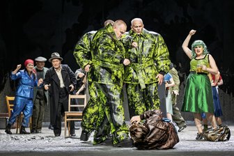 Brachial, derb und Neongelb: Warum die „Rummelplatz“-Oper den Menschen eine Identität auf die Bühne gezimmert hat - Die neue Oper „Rummelplatz“ mit Musik von Ludger Vollmer und Libretto von Jenny Erpenbeck wurde am 20. September 2025 uraufgeführt und ist inzwischen vielbeachtet.