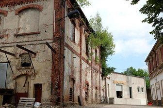 Brachliegende Brauerei wiederbelebt: mit alten Messeständen - Das Gebäude der ehemaligen Germania-Brauerei in Chemnitz am 12.07.2016.