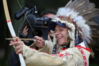 Bradl macht Jagd aufs Podium - Stefan Bradel am Donnerstag auf der Westernranch am Paffenberg mit Pfeil und Bogen.